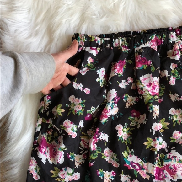 Urban outfitters floral print skirt - Picture 2 of 3